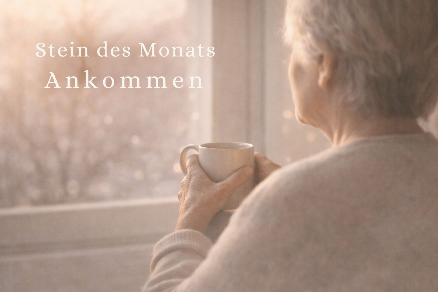 Eine ältere Person sitzt in ruhiger Haltung am Fenster und hält mit beiden Händen eine schlichte Tasse. Warmes Morgenlicht fällt durch das Fenster und legt sich weich über Hände und Schultern. Der Blick geht nach draußen, ohne Eile. Die Szene wirkt still und gesammelt – ein Moment des Ankommens, in dem der Körper zur Ruhe kommt und Wahrnehmung wieder Raum bekommt.