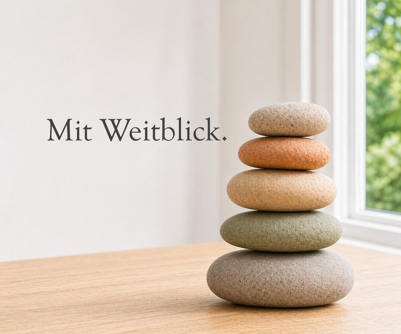 Zenioren Blogbild mit exakt fünf naturbelassenen Steinen in Zeniorenfarben auf hellem Holztisch am Fenster, klares Tageslicht und viel Freiraum als Sinnbild für Klarheit, Orientierung und Weitblick im Älterwerden.