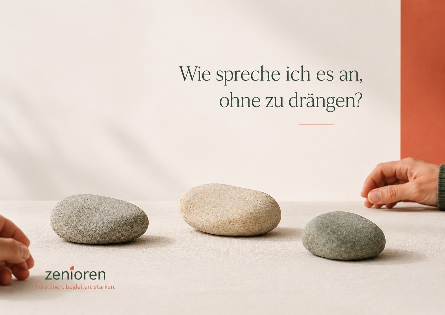 Zenioren-Blogbild mit drei naturbelassenen Steinen in ruhiger Beziehung auf hellem Untergrund, zwei Hände dezent am Rand ohne Berührung, warmes klares Licht und viel Weißraum. Das Bild steht für Gespräch, Grenze, Respekt und Selbstschutz zwischen Generationen.