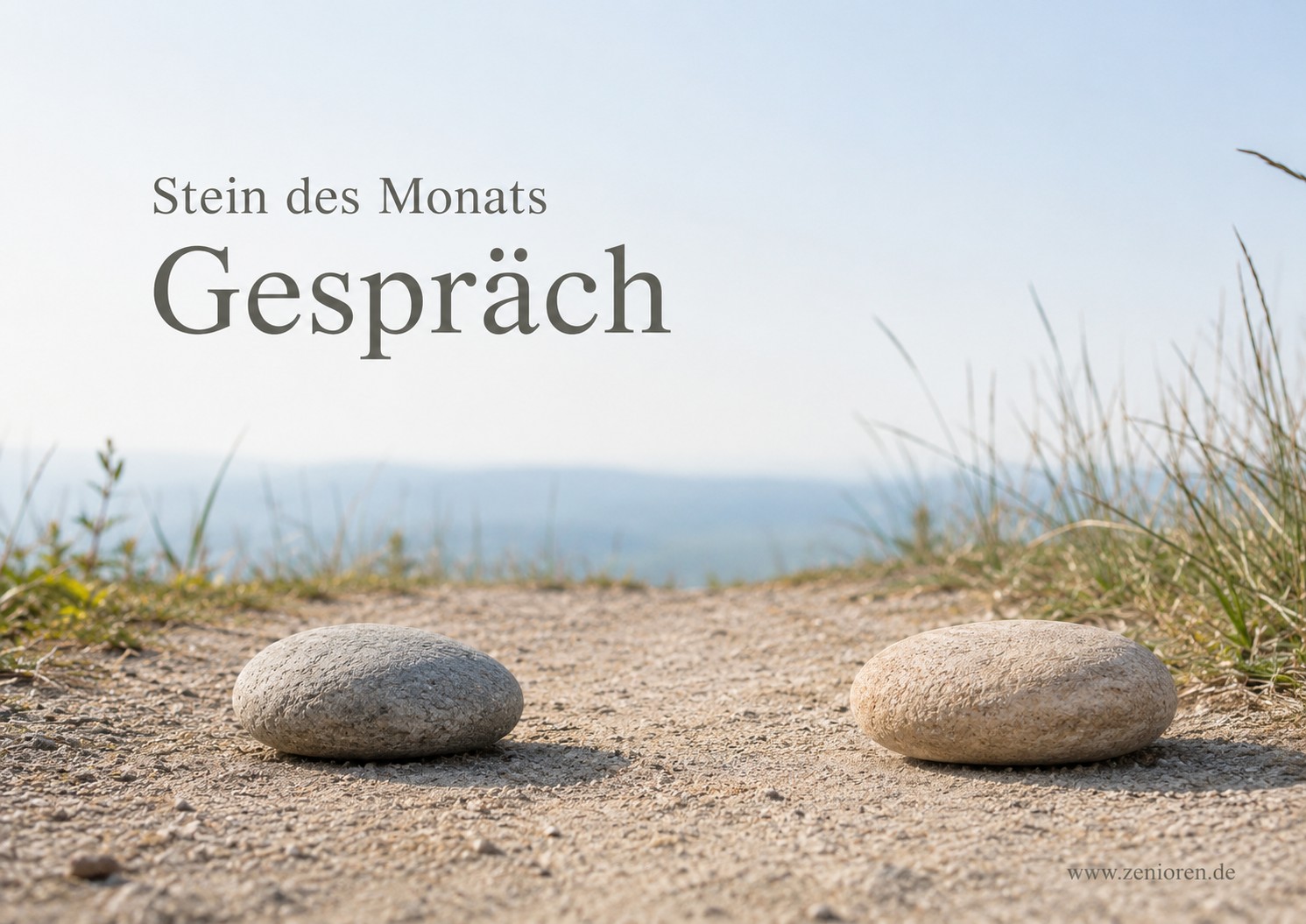 Zwei naturbelassene Steine mit offenem Zwischenraum auf hellem Weg im Morgenlicht, Zenioren Stein des Monats „Gespräch“.