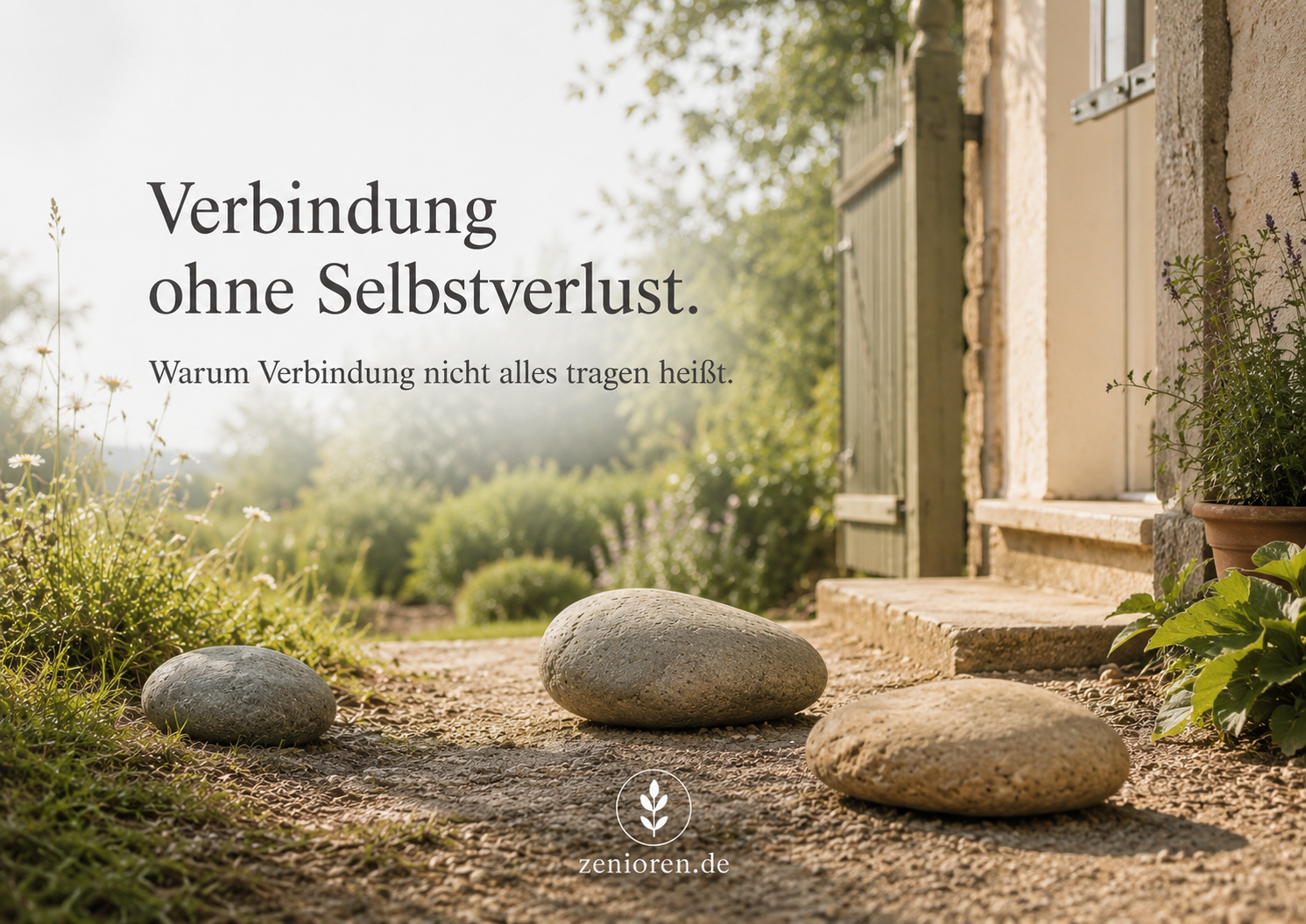 Drei naturbelassene Steine liegen mit spürbarem Abstand auf einem sonnenwarmen Weg vor einem offenen Garteneingang. Links im Bild steht der Overlay „Verbindung ohne Selbstverlust. Warum Verbindung nicht alles tragen heißt.“ Das ruhige Motiv zeigt Nähe mit eigener Grenze und einen Übergang in einen geschützten eigenen Raum.