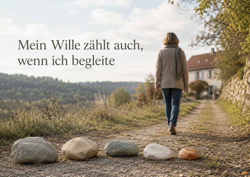 Zenioren Blogbild mit einer dezenten Rückenfigur auf dem Weg zu einem Haus und fünf naturbelassenen Markensteinen im Vordergrund als Symbol dafür, dass der eigene Wille auch in Begleitung einen Platz behalten darf.