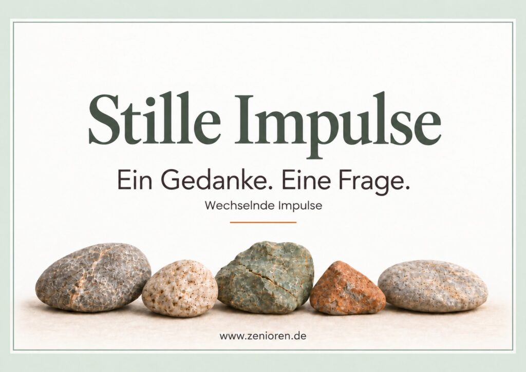 Stille Impulse der Zenioren: Ein Gedanke. Eine Frage. Fünf Natursteine in Zeniorenfarben auf hellem Hintergrund mit Salbeirahmen.