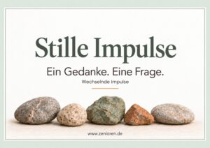 Stille Impulse der Zenioren: Ein Gedanke. Eine Frage. Fünf Natursteine in Zeniorenfarben auf hellem Hintergrund mit Salbeirahmen.